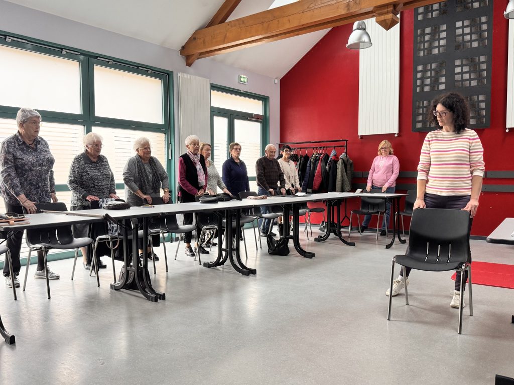 Atelier équilibre à Illange animé par Marjorie Schmitt et Christelle Torschen, kinésithérapeute, dans le cadre des ateliers Vitalité et Harmonie de la CPTS Thionville Est, avec des démonstrations pour prévenir les chutes chez les seniors.